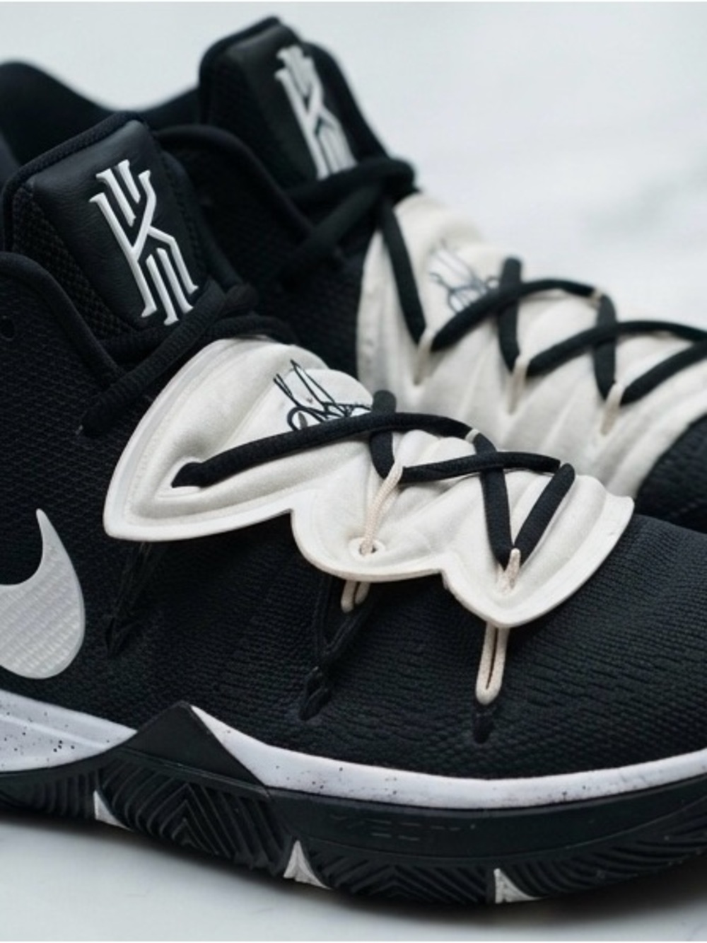 Kyrie 5 Black/White Basketball Shoes - Men's Size 10 - CN9519-002